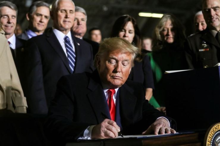 Tổng thống Trump ký thông qua Đạo luật ủy quyền quốc phòng cho năm tài khóa 2020 tại căn cứ Andrews, Marryland ngày 20/12. Ảnh: Reuters 