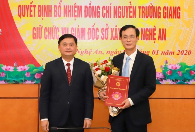 Đồng chí Thái Thanh Quý trao quyết định và chúc mừng đồng chí Nguyễn Trường Giang. 
