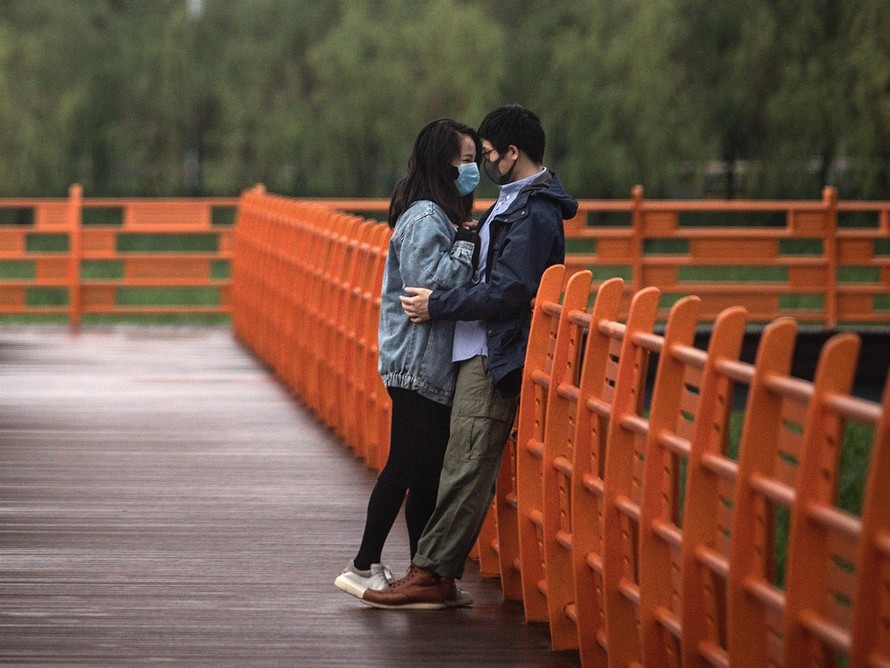 Cặp đôi hẹn hò trong công viên Jiangtan sau khi Vũ Hán mở cửa trở lại vào ngày 26/3. Ảnh: Getty.