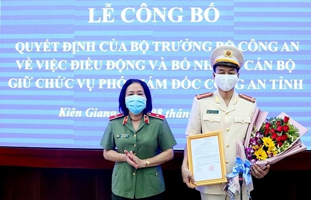 Thiếu tướng Bùi Tuyết Minh, Giám đốc Công an tỉnh Kiên Giang trao quyết định cho Đại tá Đào Hải Đăng. Ảnh: CAND
