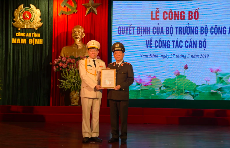 Thứ trưởng Nguyễn Văn Sơn (áo xanh, bên phái) trao quyết định bổ nhiệm cho tân Giám đốc Công an tỉnh Nam Định