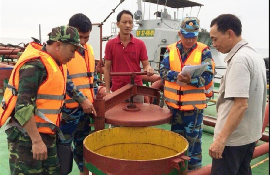Bộ đội Biên phòng phát hiện trên tàu Thịnh Phát vận chuyển 500 m3 dầu không có giấy tờ - Ảnh: CTV
