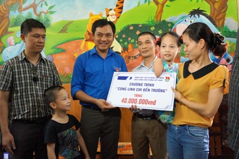 Đoàn thanh niên Tập đoàn VNPT tặng Linh Chi số tiền trị giá 40 triệu đồng