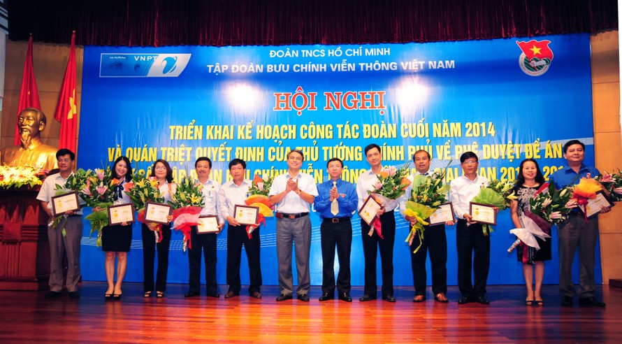 Bí thư T.Ư Đoàn Đặng Quốc Toàn (thứ 5 từ trái sang) trao kỷ niệm chương Vì thế hệ cho cán bộ Tập đoàn VNPT. Ảnh Ngọc Minh
