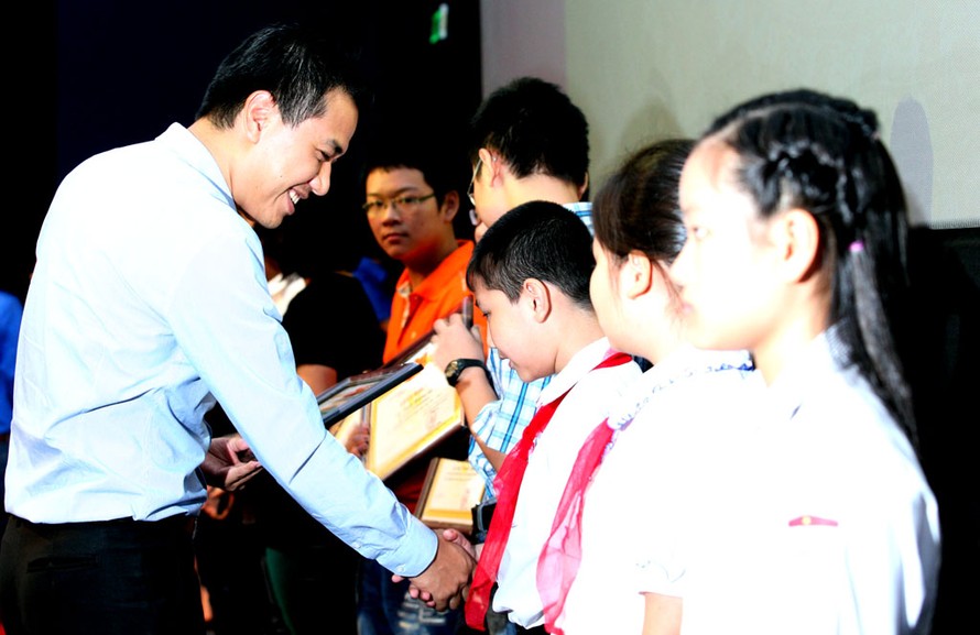 Phó Bí thư Đoàn khối doanh nghiệp T.Ư Nguyễn Hải Minh trao phần thưởng cho học sinh giỏi Tập đoàn Dầu khí. 