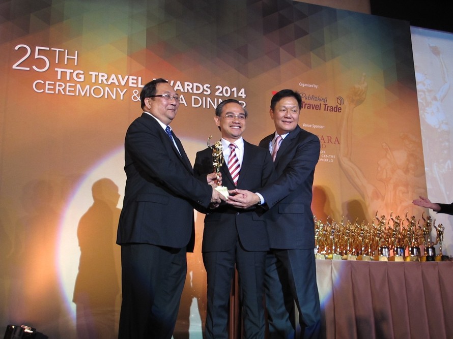 Phó Tổng Giám đốc Công ty du lịch Vietravel Trần Đoàn Thế Duy (ở giữa) nhận giải thưởng với danh hiệu “Best Travel Agency – Vietnam”. Ảnh Hải Yến.