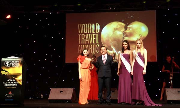 Phó Tổng Giám đốc Công ty Vietravel Trần Đoàn Thế Duy nhận giải thưởng WTA lần đầu tiên tại Dubai năm 2013