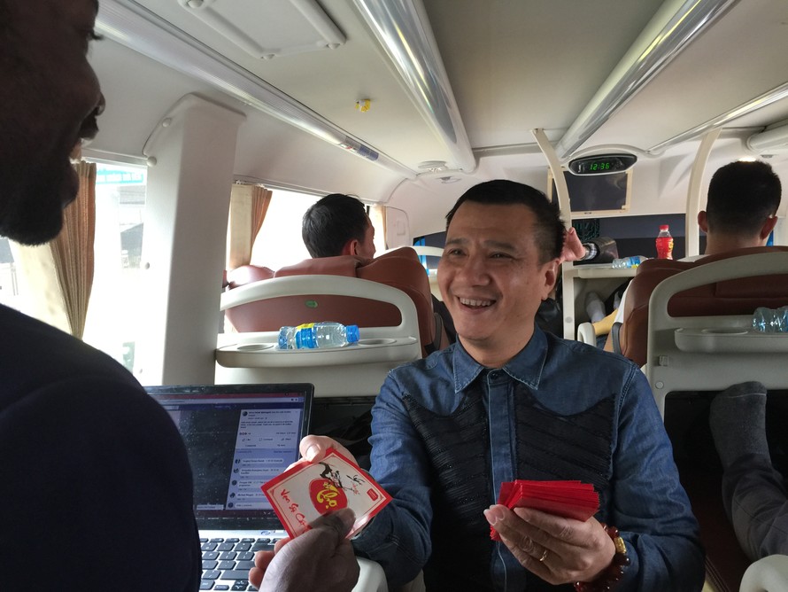 Tổng Giám đốc Trịnh Thắng cảm ơn khách hàng đã sử dụng dịch vụ vận chuyển của công ty.
