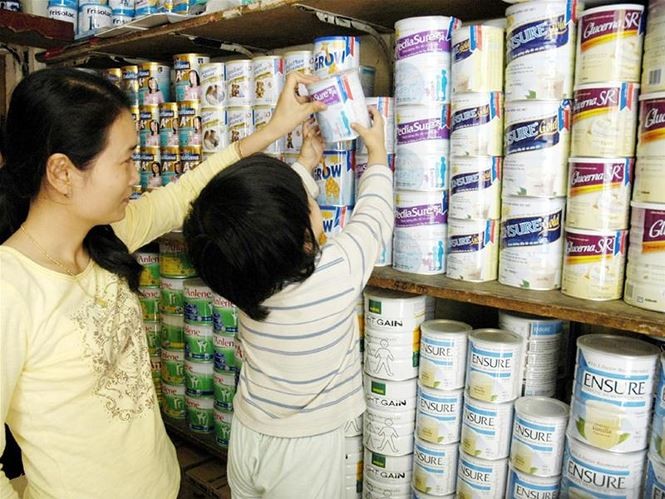 Trẻ em là đối tượng chịu ảnh hưởng đầu tiên khi giá sữa bột đồng loạt tăng cao