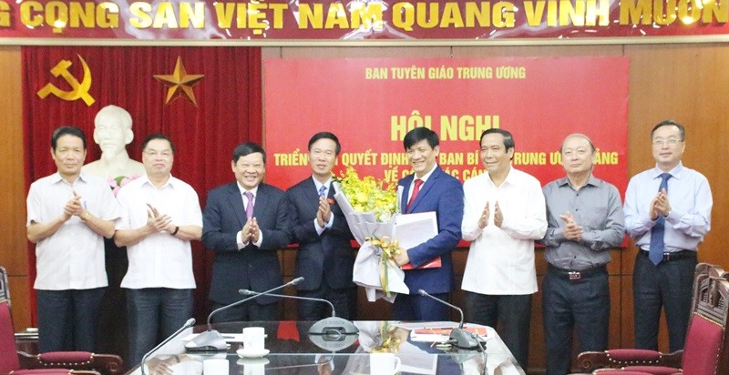 Các đồng chí Lãnh đạo Ban Tuyên giáo Trung ương chúc mừng đồng chí Nguyễn Thanh Long