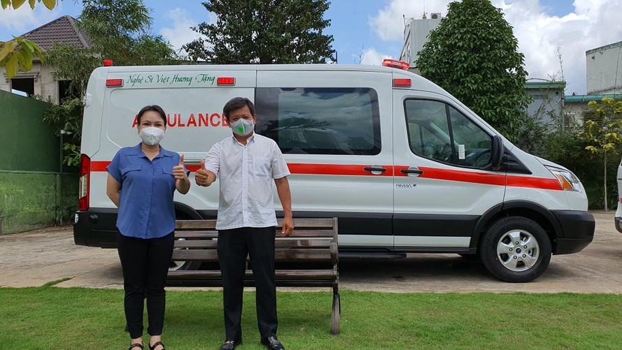 Việt Hương hoàn thành lời hứa tặng xe cứu thương 2,5 tỷ cho ông Đoàn Ngọc Hải