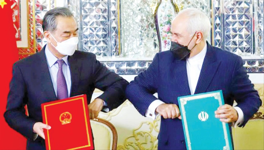 Ngoại trưởng Trung Quốc Vương Nghị (trái) và người đồng cấp Iran Mohammad Javad Zarif trong lễ ký thỏa thuận ngày 28/3. Ảnh: Reuters