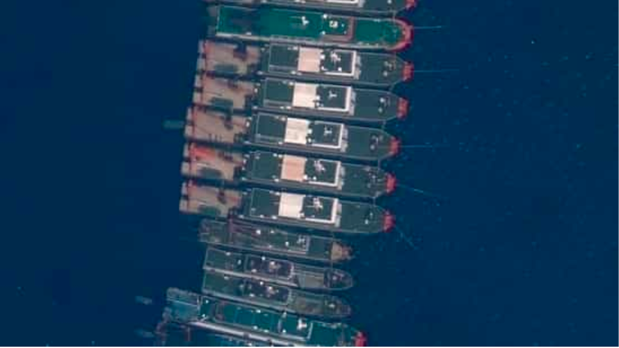 Ảnh vệ tinh cho thấy các tàu Trung Quốc đậu san sát ở đá Ba Ðầu thuộc quần đảo Trường Sa của Việt Nam. Ảnh: AP