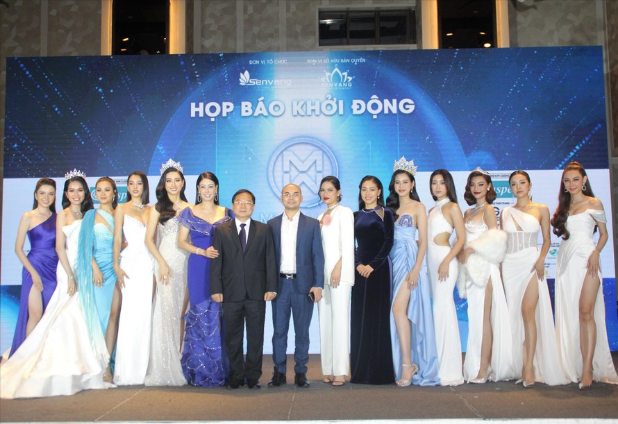 Ban Tổ chức cuộc thi chụp ảnh cùng các Hoa hậu, Á hậu và nhà tài trợ Kim cương Casper Việt Nam Ảnh: Ngô Tùng