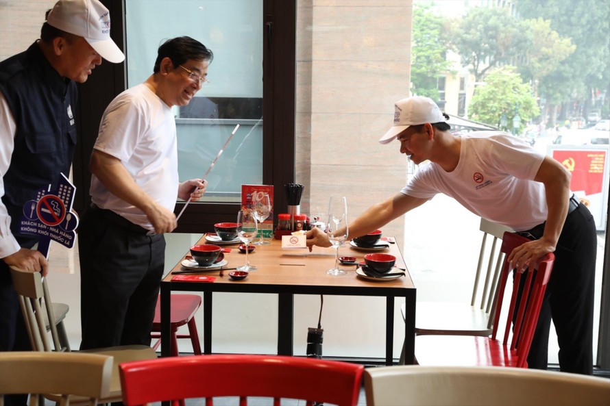 NSƯT Xuân Bắc - Đại sứ chiến dịch, đặt biển “Không hút thuốc” tại nhà hàng San Fu Lou - Cantonese Kitchen. Ảnh: H.Minh