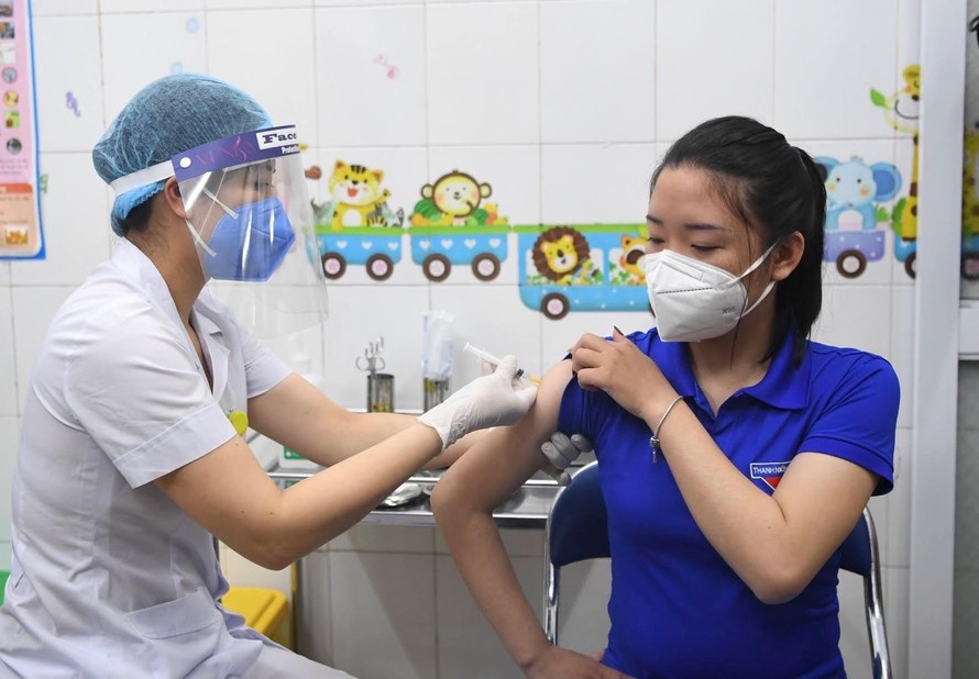 Tiêm vắc-xin phòng COVID-19 tại Hà Nội. Ảnh: Như Ý 