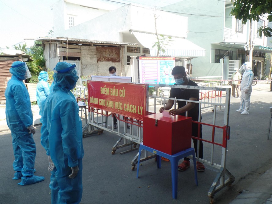  Diễn tập bầu cử tại khu vực cách ly phong tỏa do dịch COVID-19 bùng phát. Ảnh: Nguyễn Thành