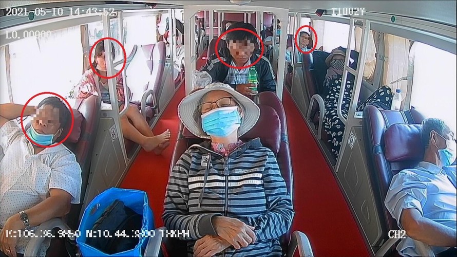 Một số hành khách không đeo khẩu trang. Ảnh chụp qua màn hình camera giám sát hành trình ngày 10/5. Ảnh: Bảo An