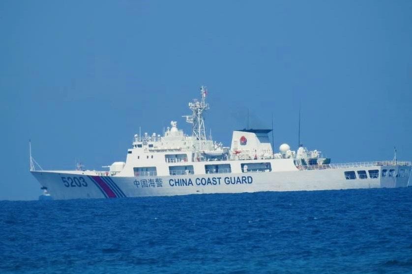 Một tàu hải cảnh Trung Quốc xuất hiện gần đá Ba Ðầu. Ảnh: Getty Images