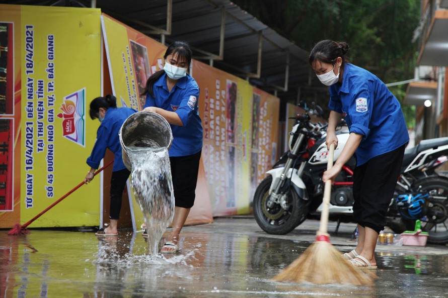  Nguyễn Thị Hiền (bên trái) dọn vệ sinh nơi ăn nghỉ của các bạn sinh viên Ðại học Kỹ thuật Y tế Hải Dương