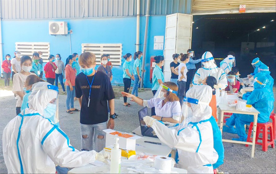 Ðà Nẵng đang khẩn trương xét nghiệm COVID-19 tại các khu công nghiệp. Ảnh: Nguyễn Thành