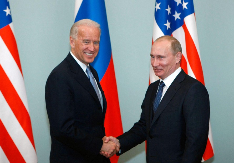 Ông Joe Biden, khi đang là phó tổng thống, chụp ảnh cùng Tổng thống Nga Vladimir Putin tại Mátxcơva năm 2011. Ảnh: AP 