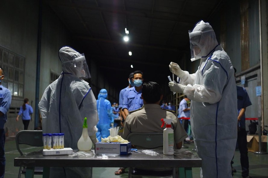 Nhân viên y tế lấy mẫu xét nghiệm 700 công nhân trong khu công nghiệp Tân Bình sau khi phát hiện ca mắc COVID-19. Ảnh: PV