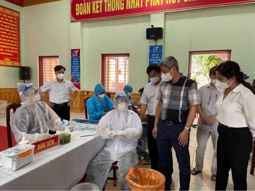 Thứ trưởng Nguyễn Trường Sơn kiểm tra tiêm vắc-xin tại Lục Nam (Bắc Giang). Ảnh: X.Thắng