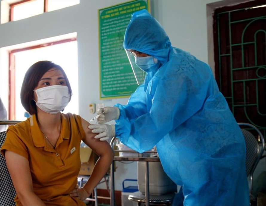 Tiêm vắc-xin cho công nhân tại Bắc Giang. Ảnh: N.Mai