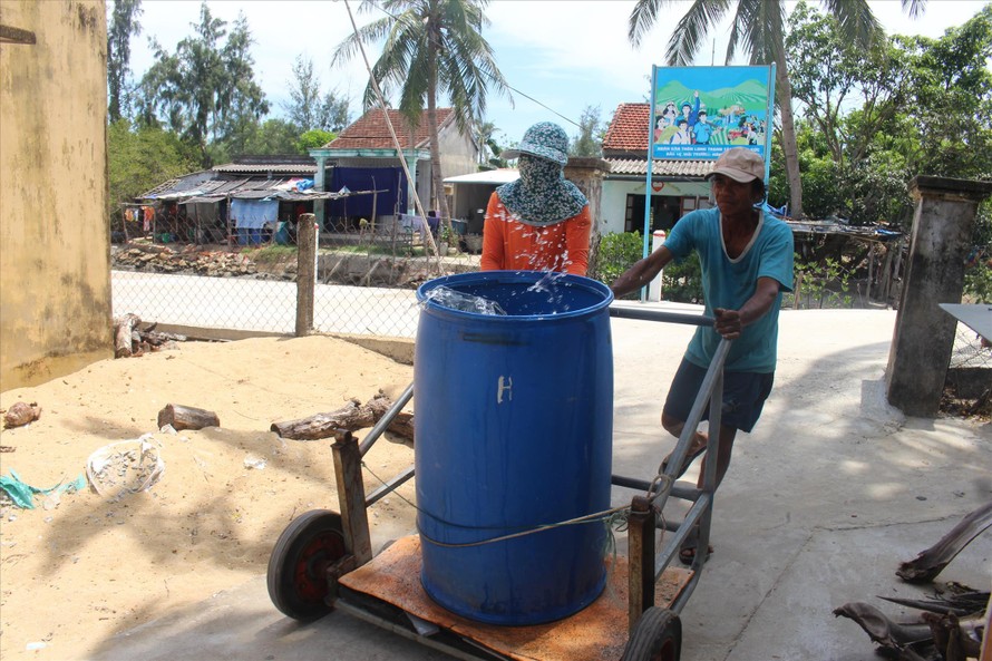 Người dân xã đảo Tam Hải chở từng thùng nước sạch về dùng