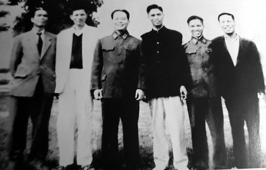 Đồng chí Nguyễn Tư Thoan và một số đồng chí trong Tỉnh ủy Quảng Bình chụp ảnh với Đại tướng Võ Nguyên Giáp (Đồng chí Thoan đứng thứ ba bên phải)