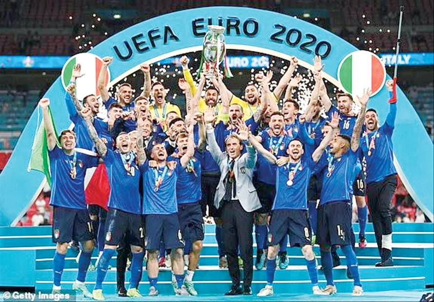 Các cầu thủ Ý mừng chiến thắng