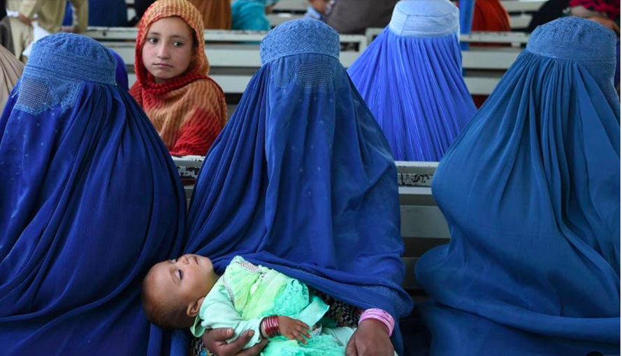 Phụ nữ Afghanistan phải trùm khăn kín mít hồi Taliban cầm quyền (1996-2001). Ảnh: Independent