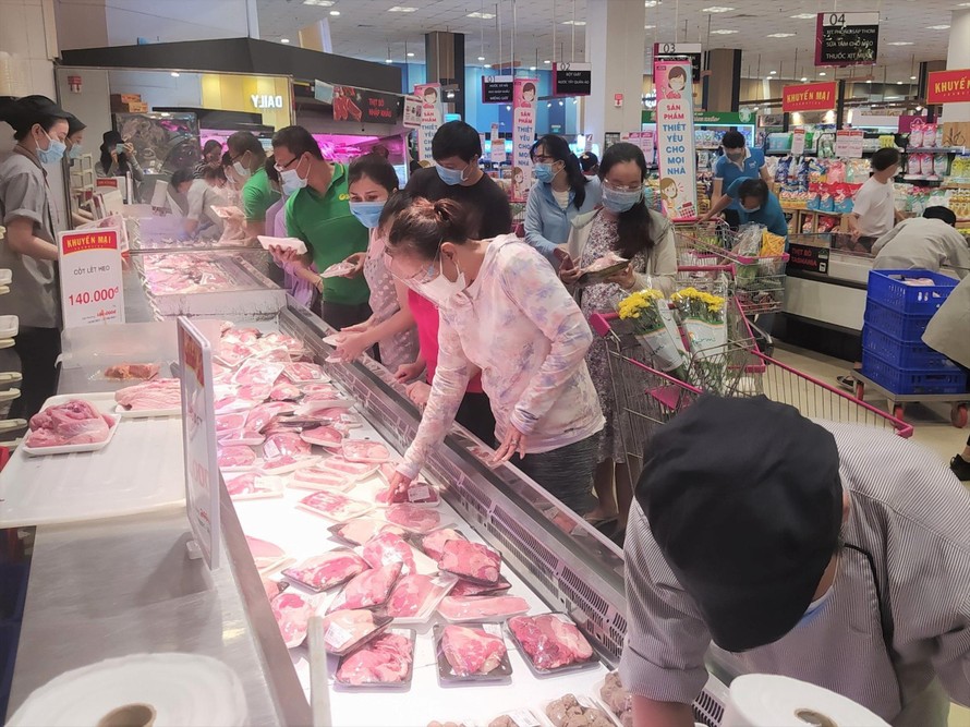 Người dân tranh thủ vào siêu thị mua sắm trước khi TPHCM tăng cường các biện pháp siết giãn cách