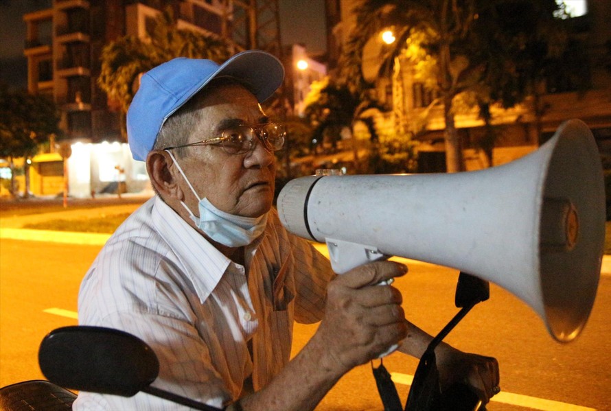 Sau bữa cơm tối, ông Nguyễn Văn Hoanh (tổ trưởng tổ 50, phường Mỹ An, quận Ngũ Hành Sơn) lại vác loa đi tuyên truyền khắp khu phố để nhắc nhở bà con tuân thủ “ai ở đâu ở yên đó”