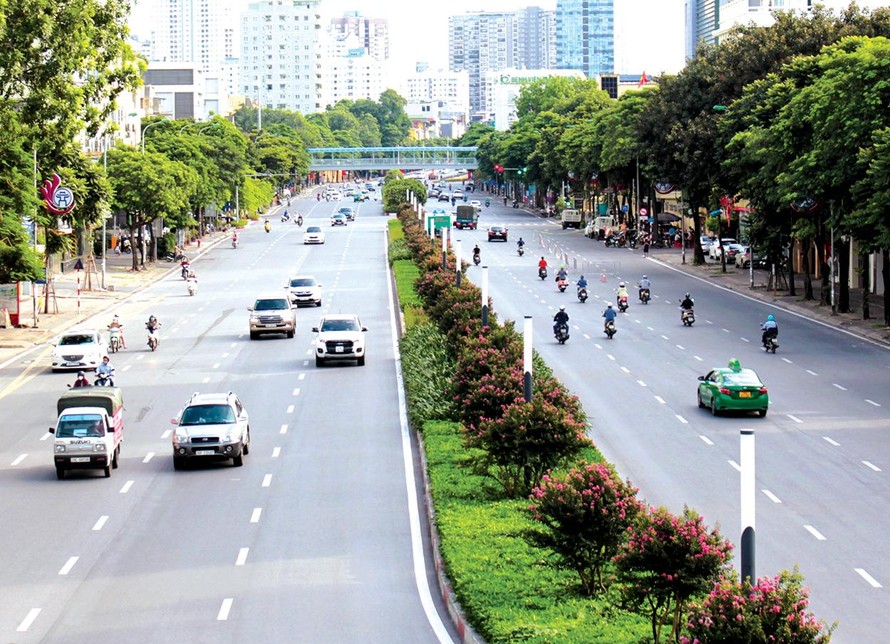Sau khi điều chỉnh dải phân cách, trục đường Nguyễn Chí Thanh - Trần Duy Hưng từ 4 làn xe đã tăng 8 làn xe, giảm áp lực giao thông. Ảnh chụp chiều 26/8. Ảnh: Anh Trọng
