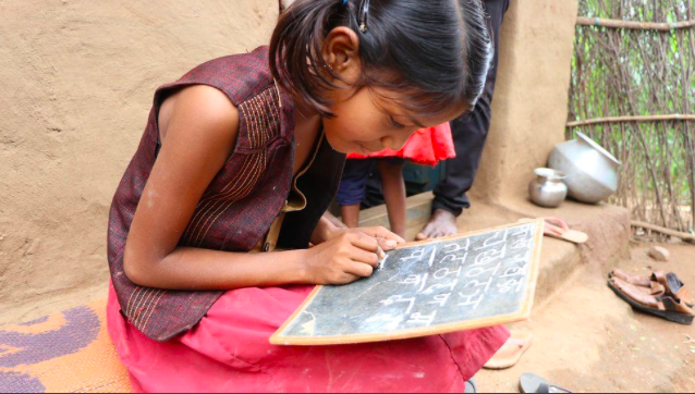 Radhika Kumari không nhớ cách viết bảng chữ cái vì đã 17 tháng không được đi học. Ảnh: BBC