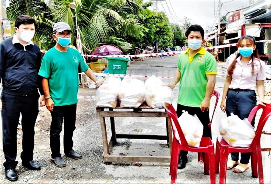  “Bếp Thương Sài Gòn” do Hội Sân khấu TPHCM tổ chức cung cấp cơm cho khu phong tỏa. Ảnh: Tư liệu nghệ sĩ