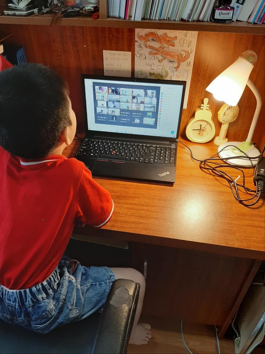 Học sinh lớp 1 tại Hà Nội trong giờ học trực tuyến