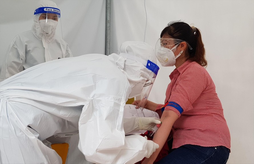 Nhân viên y tế lấy máu xét nghiệm kháng thể SARS-CoV-2 