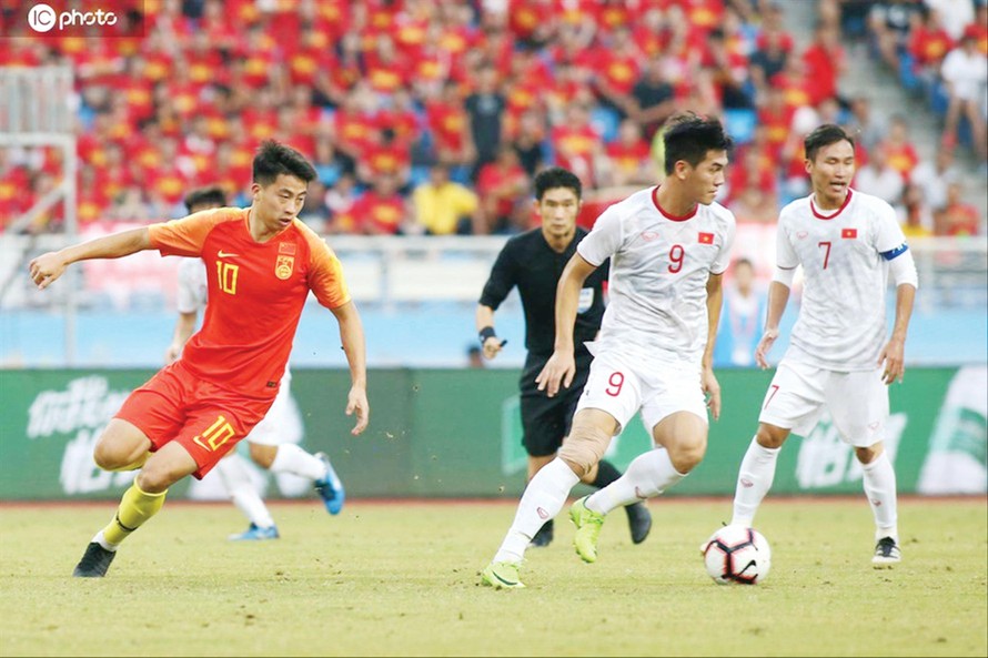 Tiến Linh có phong độ không thật tốt gần đây, nhưng cái duyên ghi 2 bàn thắng vào lưới U22 Trung Quốc 2 năm trước có thể giúp anh có vị trí trong đội hình xuất phát