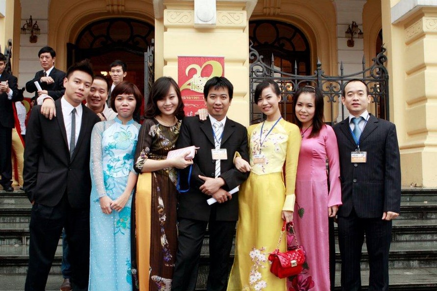 Hoàng Anh Tú (giữa) cùng cán bộ nhân viên Hoa Học Trò. Ảnh: PV