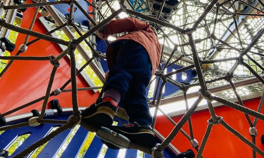 Một đứa trẻ leo tháp Triitopia ở Công viên Ludwig Lesser, Berlin 