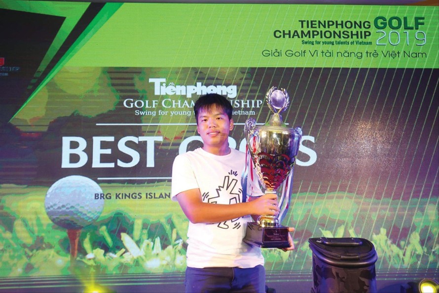 Nguyễn Vũ Quốc Anh vô địch Tiền Phong Golf Championship 2019. Ảnh: Như Ý