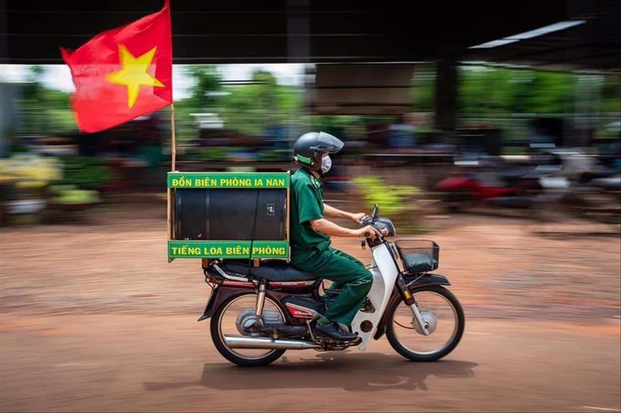 Chiến sĩ Biên phòng mang tiếng loa yêu thương tuyên truyền cho bà con trên tuyến biên giới Tây Nguyên