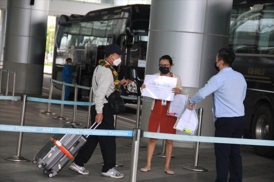 Những du khách quốc tế đầu tiên xuống sân bay Ðà Nẵng chiều 17/11. Ảnh: Thanh Trần