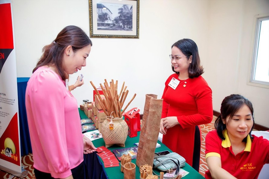 Chị Trần Thị Xuân Quỳnh (đứng bên phải) chớp cơ hội khởi nghiệp ngay trong thời điểm dịch bệnh bùng phát