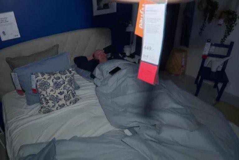 Một khách hàng ngủ trên chiếc giường trưng bày