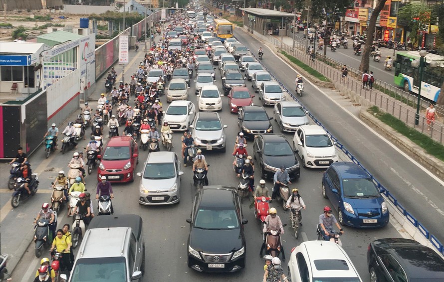 Ðường phố Hà Nội ùn tắc giao thông giờ cao điểm