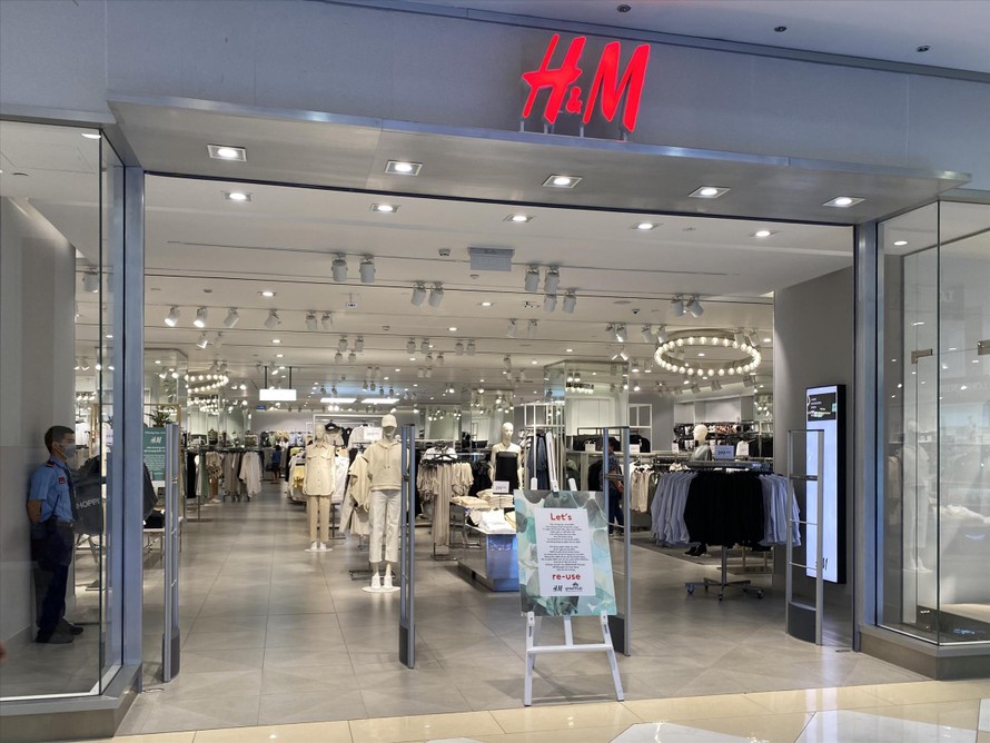  Cửa hàng của H&M dù vào ngày cuối tuần vẫn vắng vẻ Ảnh: Việt Linh